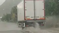 Sivrihisar’da aniden bastıran yağış trafiği kilitledi
