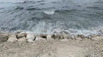 Van Gölü kıyılarında rüzgarın yarattığı dev dalgalar sahili vurdu