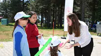Manisa Demirci’de çocuklar uçurtmalarla gökyüzünü renklendirdi