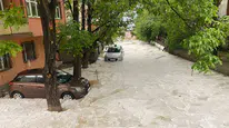 Gümüşhane'de aniden bastıran dolu şehir merkezini beyaza boyadı