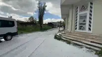 Haziran ayında kış manzarası Karslılar sokaklardaki doluyu kürekle temizledi