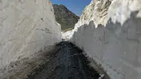 Temmuz ortasında kar mesaisi Yüksekova yolları tünellere dönüştü