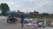 Düzce'de çöpünü sokağa atan şahsa zabıta engeli
