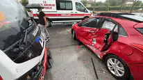 Düzce'de midibüs ile otomobil çarpıştı 5 kişi yaralandı