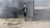 Kızıltepe’deki depoda iş makinesi yandı