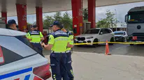 Akaryakıt sırasında silahlı kavga İki kardeş bacaklarından vuruldu