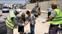 45 derecelik sıcakta asfalt döken işçilere çocuklardan büyük jest