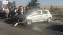 Otomobilin lastiği patladı, bariyerlere çarptı 3 yaralı