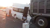 Malatya yolunda tarım işçilerini taşıyan minibüs tıra arkadan çarptı