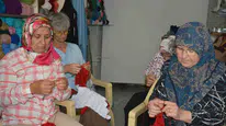 Demirci'de 15 kadının el emeği dev bayrak 3 kilo iplikle 10 günde örüldü