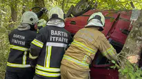 Bartın'da kontrolden çıkan araç ağaca çarptı