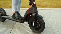 Paris'te elektrikli scooter kullananlar için yeni kask ve yelek dönemi