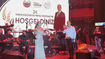 Başkan sahnede Arzu Akça'ya eşlik etti, festival alanı alkıştan inledi