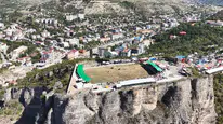 Uçurumun kenarında devasa ödül: 250 metre yükseklikteki arenada nefes kesen final