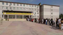 Hatay'da KPSS heyecanı: Adaylar ter dökerken yakınları dışarıda nefesini tuttu