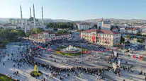 Sivas'ta tarihi meydan dev halay halkasıyla sarsıldı: Bin 58 kişi aynı ritimde buluştu