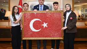 Bakan Ersoy genç sanatçıların el emeği cam mozaik bayrağını teslim aldı