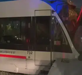 Zeytinburnu'nda raylı sistemde feci kaza: İki tramvay kafa kafaya çarpıştı