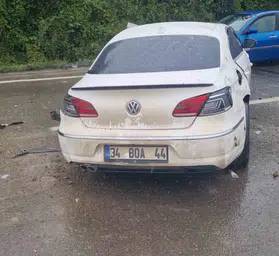 Zonguldak yolunda direksiyon hakimiyeti kayboldu: Bariyerlere çarpan araçta can pazarı