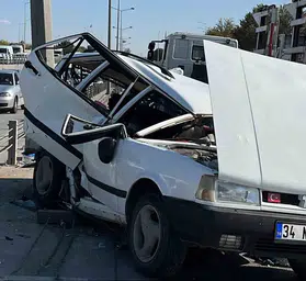 Konya'da trafik dehşeti: Hurdaya dönen otomobilden sağ çıktılar