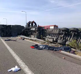 Akhisar yolunda dehşet anları: Otobüs ve çekici çarpıştı
