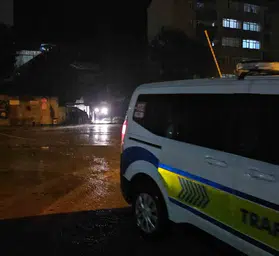Zonguldak'ta korku dolu anlar: İstinat duvarı çöktü, araçlar toprak altında kaldı