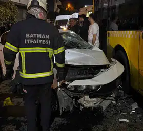 Batman'da trafik dehşeti: Otomobil belediye otobüsüne çarptı