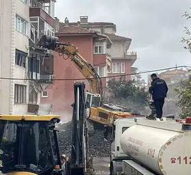 Zonguldak'ta korkutan çatlaklar: 5 katlı binanın yıkımı için geniş güvenlik önlemleri alındı