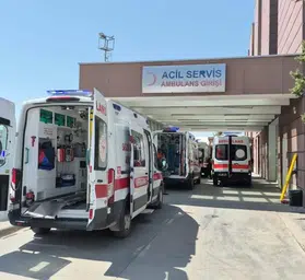 Şakanın sonu acı bitti: Arkadaşının bıçak darbesiyle hastanelik oldu