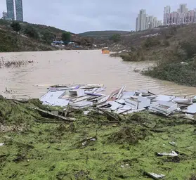 Avcılar'da sağanak kabusu: Park halindeki dev kamyon gölete gömüldü
