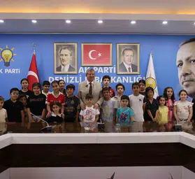 Denizli AK Parti binasında bayram neşesi