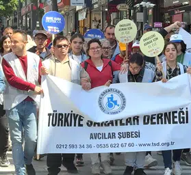 Avcılar sokaklarında engelleri aşan yürüyüş