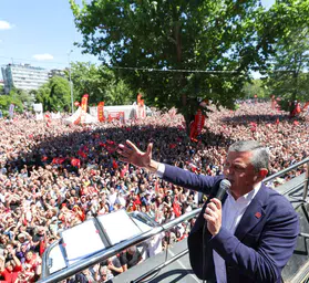 Özgür Özel'den parti yönetimine erken kurultay çağrısı