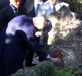 Bahçeli bayram sabahı Alparslan Türkeş’in kabrine gitti