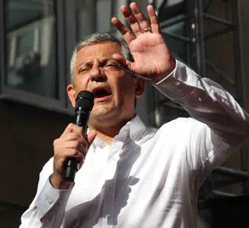 Özgür Özel'den parti içi muhalefete net mesaj