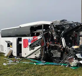Otobüs dehşeti: Bariyerleri aşıp tabelaya çarptı, acı haberler var