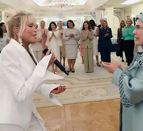 Emine Erdoğan'ın konukları için sahneye çıktı: Ajda Pekkan'dan zirvede çok dilli şov