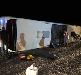 Feci kaza: Yolcu otobüsü devrildi, bölgeye çok sayıda ekip sevk edildi