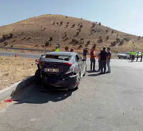 Ortalık savaş alanına döndü: İki otomobil çarpıştı, 8 kişi hastanelik oldu