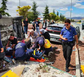 Bolvadin'de korkunç trafik kazasında 7 kişi yaralandı, jandarma soruşturma başlattı