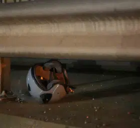Kocaeli'de gece yarısı motosiklet kazası: Bariyerlere çarpan sürücü hastanelik oldu