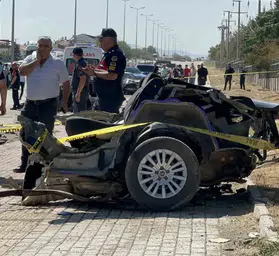 Elazığ'da dehşet anları: Çarpışmanın şiddetiyle otomobil ortadan ikiye ayrıldı