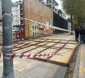 Bağdat Caddesi'nde korku dolu anlar: İnşaat panosu yayaların üzerine devrildi