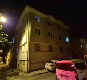 Eskişehir'de gece yarısı apartman dehşeti: İkinci kattan düşen şahıs ağır yaralandı