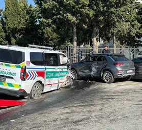 Silivri'de sabah trafiğinde korkutan kaza: Jandarma aracı ve sivil otomobil çarpıştı