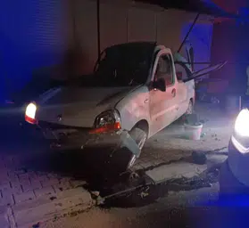 Gölbaşı'nda korkutan kaza: Kontrolden çıkan araç iş yerine daldı