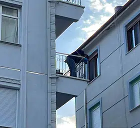 Karaman'da korku dolu anlar: Balkondan düşen genç adam kurtarılamadı