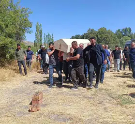 Genç kadının acı dolu vedası: Memleketinde gözyaşlarıyla toprağa verildi