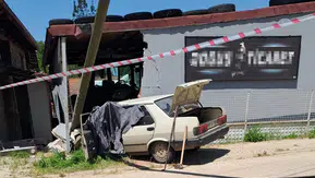 Duvara çarpan otomobildeki yaşlı çift öldü