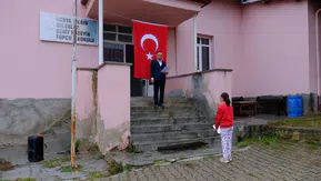 Sınıfta tek başına ama Cumhuriyetin gücü arkasında: Bir öğretmen ve bir öğrencinin unutulmaz 29 Ekim'i